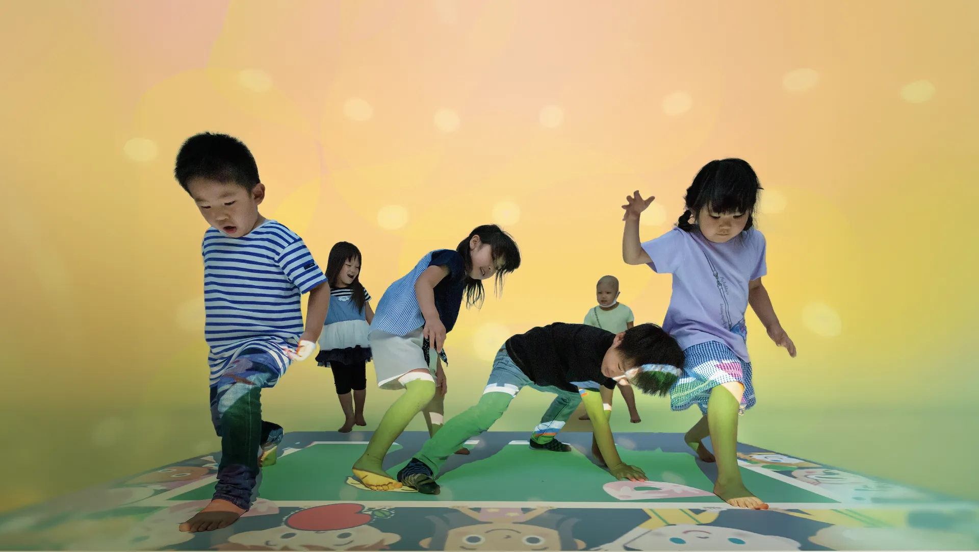 インタラクティブフロアプロジェクションを体験する子供たち